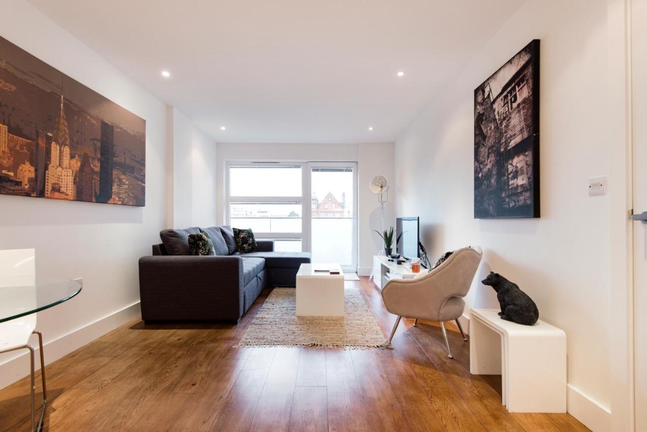 Luxury 2-Bed Flat Parking And Close To The Tube لندن المظهر الخارجي الصورة