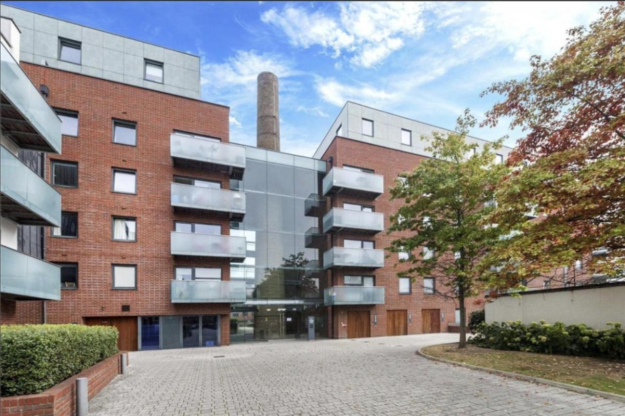 Luxury 2-Bed Flat Parking And Close To The Tube لندن المظهر الخارجي الصورة