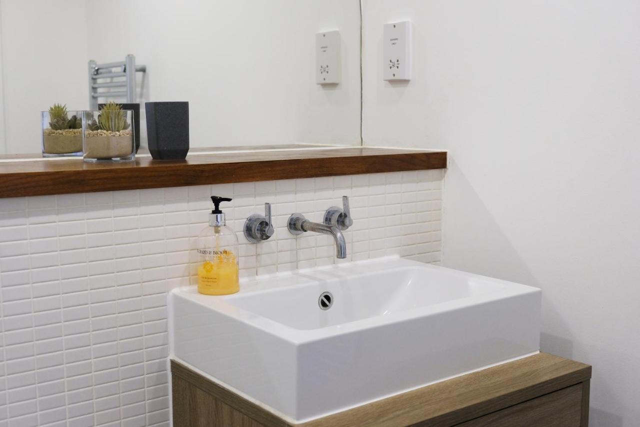 Luxury 2-Bed Flat Parking And Close To The Tube لندن المظهر الخارجي الصورة